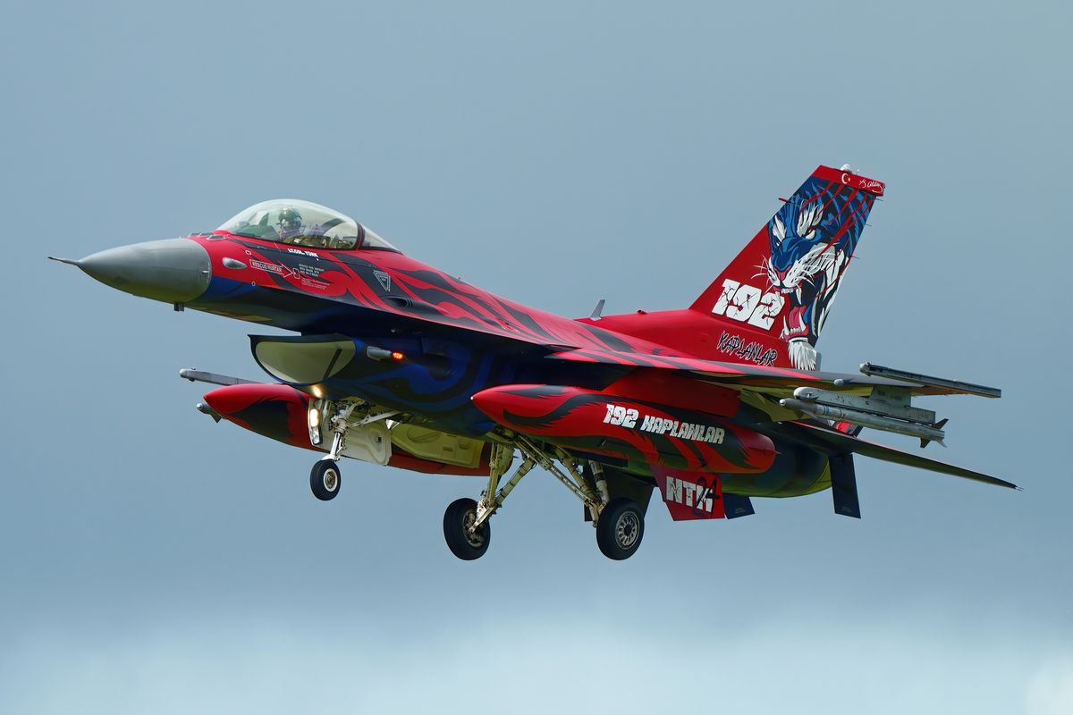 Die 93-0685 F-16C "Fighting Falcon" von der 192 Sqn  Special c/s 192 Filo Red Tiger NTM 2023/24 in Landeanflug (approach) Location : Nato Tiger Meet 2024 auf dem Fliegerhorst Schleswig-Jagel