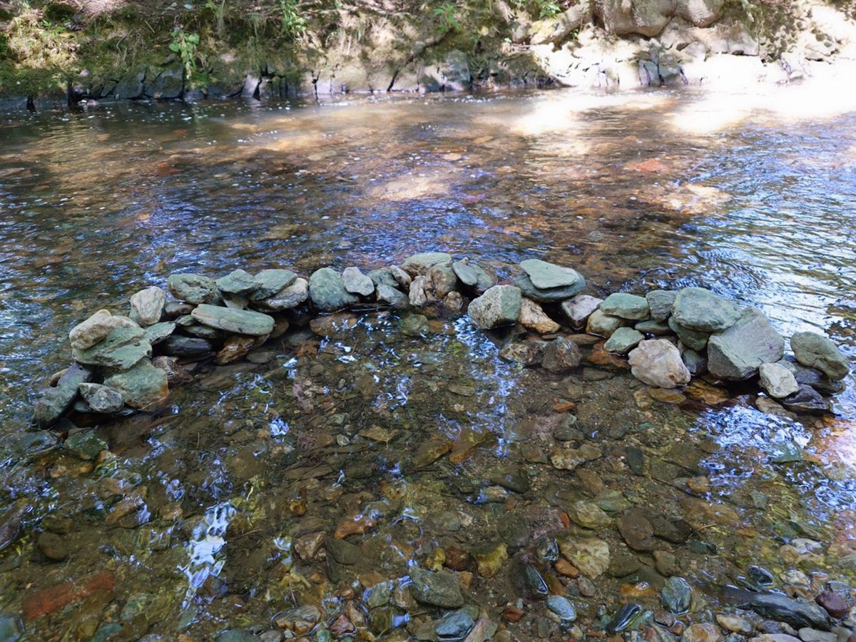 Steinwall im Bach