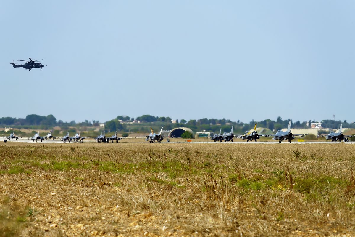 An Anlehnung an den tierischen Elefanten, die hintereinander marschieren, wird das taxiing von zahlreichen Luftfahrzeugen hintereinander als Elephant Walk bezeichnet. Der Elephant Walk dient auch als Demonstration der Stärke. Das bei den Wüsten Klima und Hitze Emission der  Luftfahrzeuge kein klares Bild möglich war, sollte eigentlich klar sein. Location : Nato Tiger Meet 2023, auf dem Airfield Gioia Del Colle (LIBV)