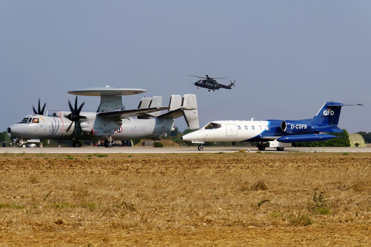 Beim Elephant Walk, die 3 / 166417 E-2C Hawkeye Marine Nationale 4F. Gefolgt von ein Learjet der GFD. In Hintergrundbild ist der Merlin Helikopter MM81868 / 9-05 HH-101A 21° Gruppo zuerkennen.