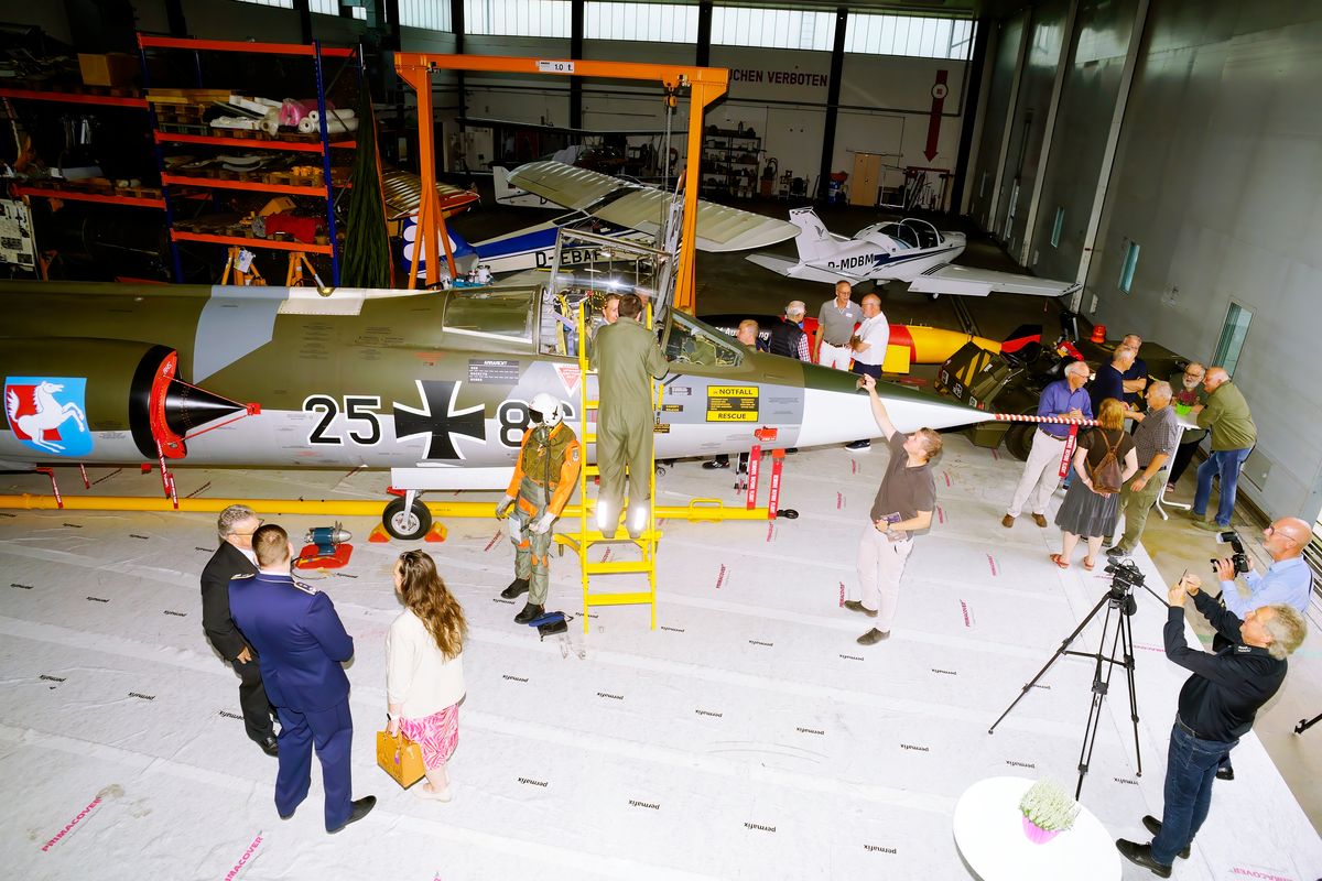 Impression von der Offizielle Eröffnung, der Privaten Militärgeschichtlichen Sammlung in Hangar 15, in der Theodor-Blank-Kaserne am 6 September 2024. In Bild: Der restaurierte F-104G Starfighter 25+86, painted als JaboG-36 des Westfalengeschwaders