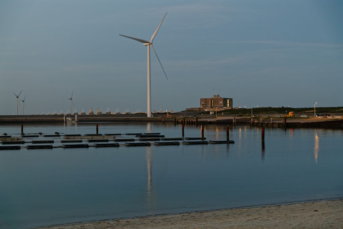 Die künstliche Insel Neeltje Jans hilft die Oosterscheldemündung in zwei Sperrwerksabschnitte zu teilen.