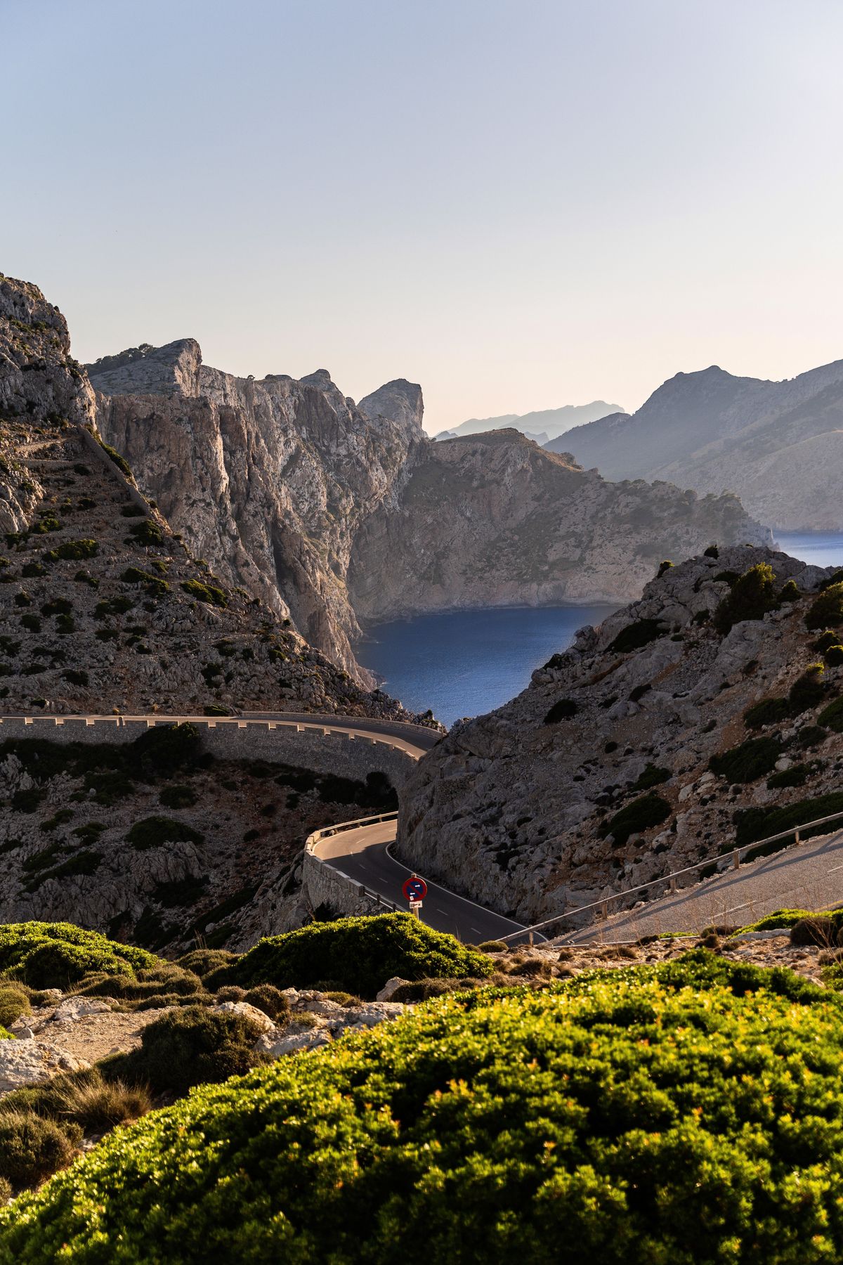 Durante l’ora del tramonto questa spettacolare strada taglia in due la costiera spagnola di Maiorca. Scattata con A7III