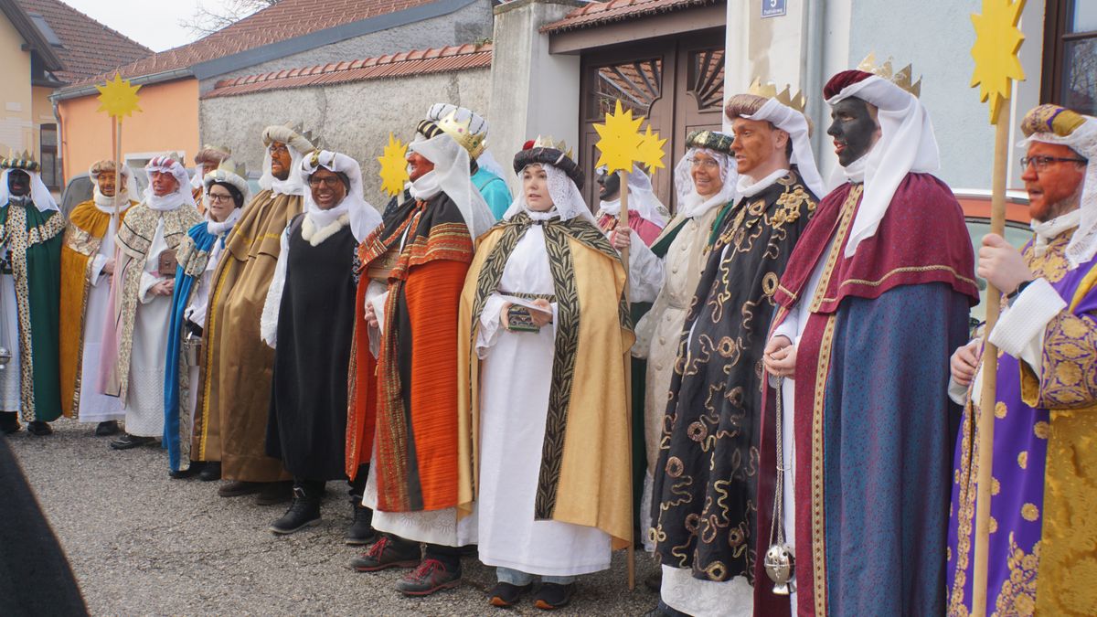 Die Sternsinger bereiten sich auf ihren Marsch durch den Ort vor