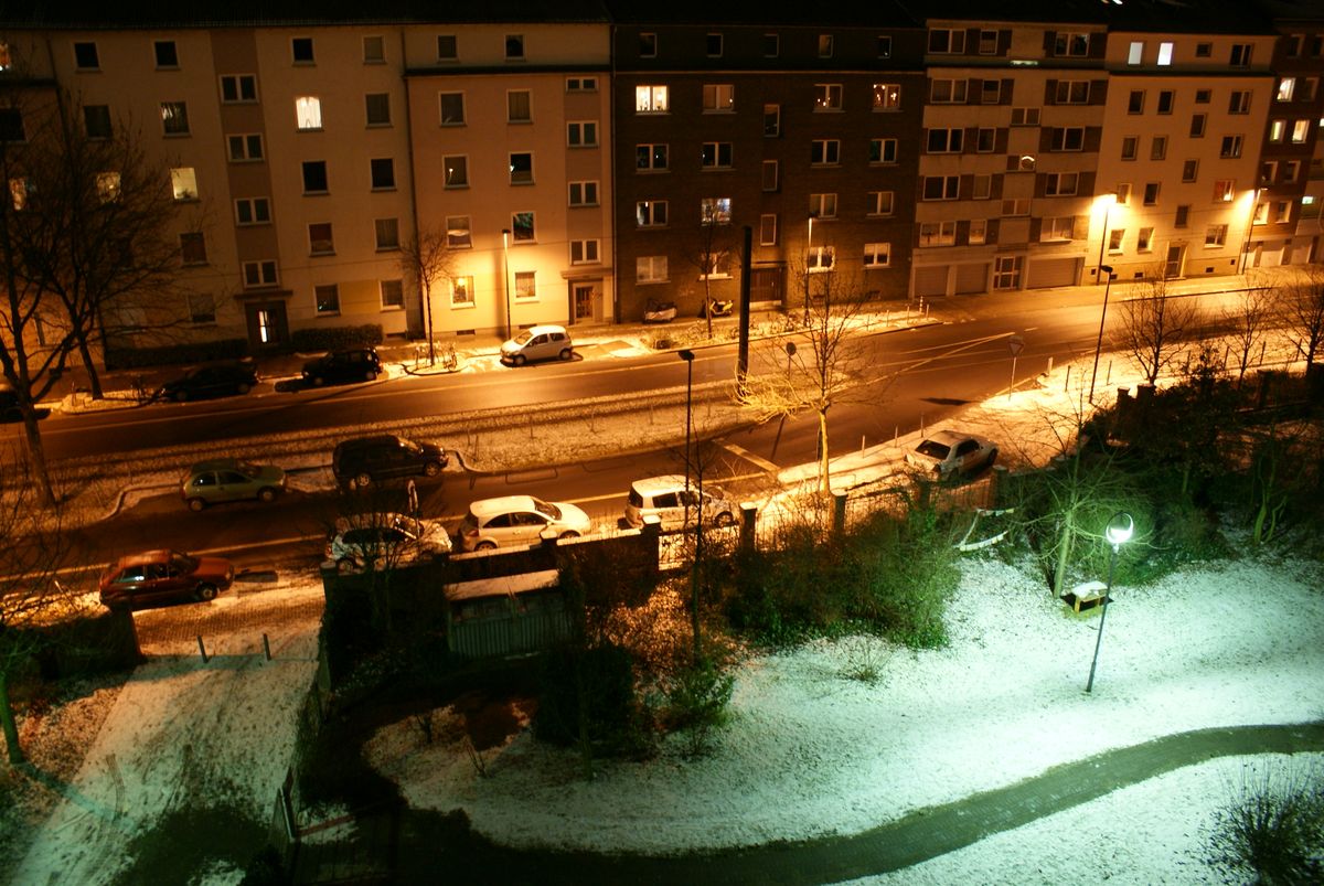 Hier ist mal ein Foto, was ich aus dem Wäscheraum aufgenommen habe. Es zeigt das Nachtleben in Düsseldorf. Zudem sieht man auch noch den liegengebliebenen Schnee!!!

Sofern ihr dieses Bild über Seen.by drucken wollt, schreibt es bitte als Kommentar unter das Bild ! 

Copyright by Michael Driesch, Düsseldorf