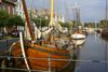 Der alte Hafen in Weener mit Traditionsschiffen.